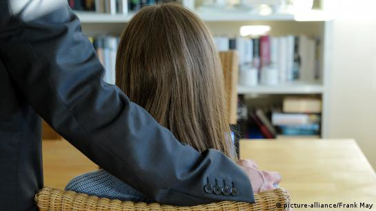 ابتزاز يتحول إلى كمين.. تفاصيل واقعة شقة أكتوبر بين شاب وطالبة الجامعة 